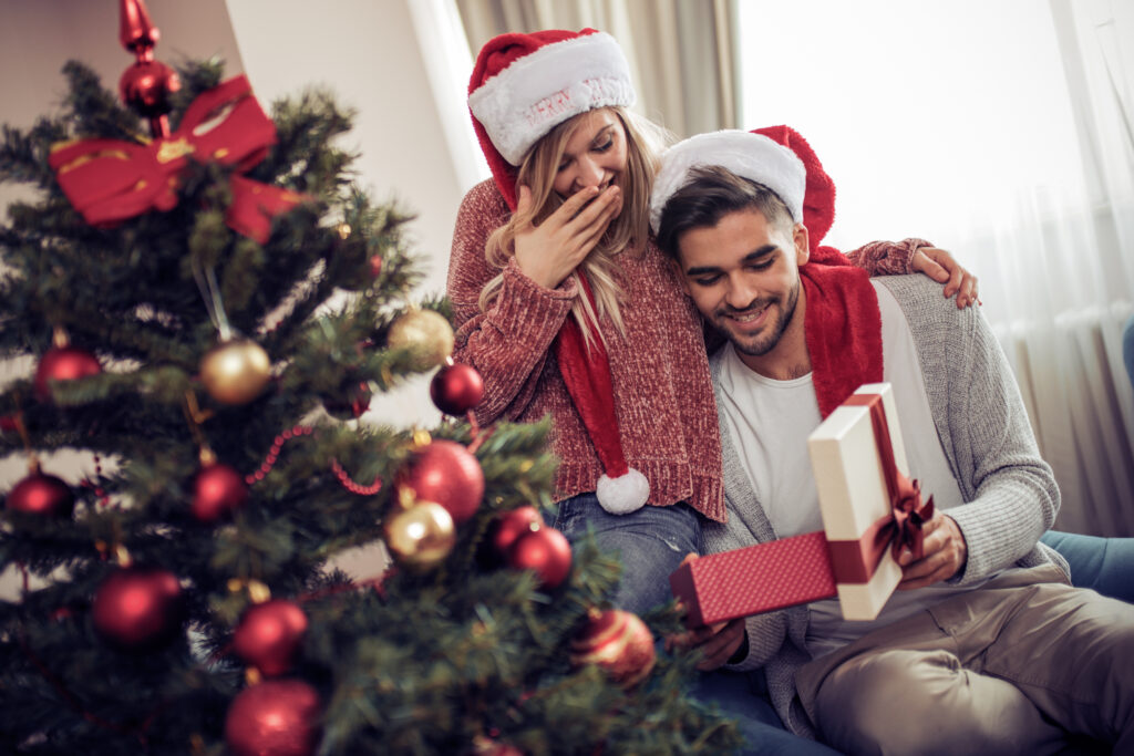 Un couple qui reçoit un cadeau de Noël pour deux