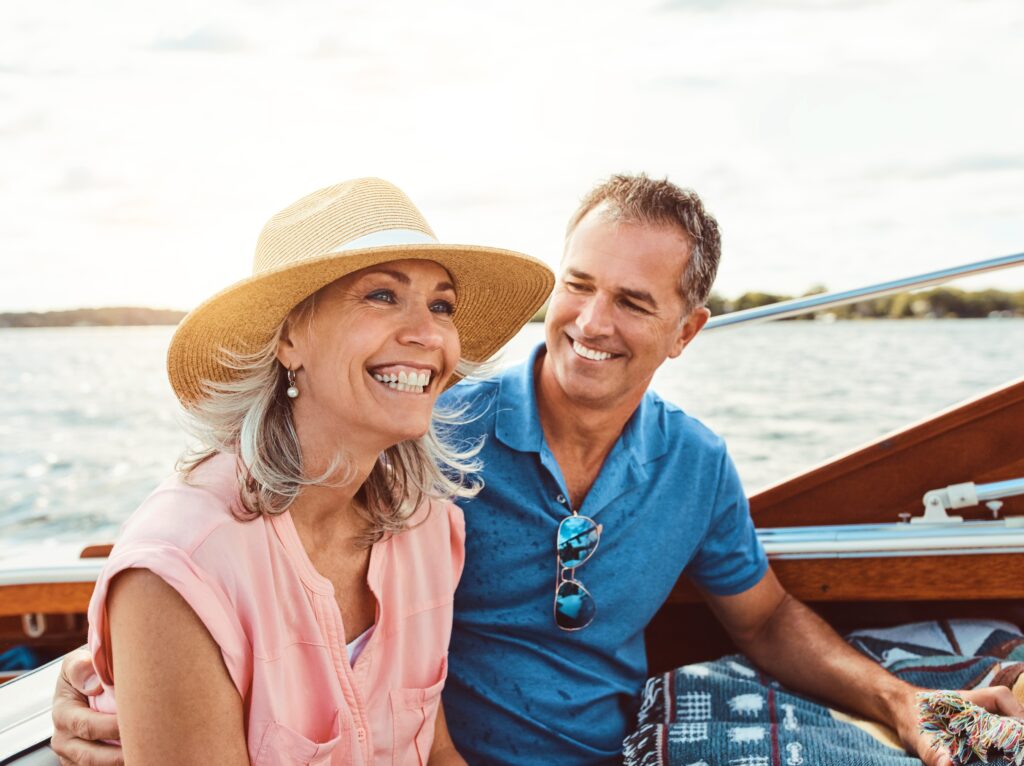 Un couple heureux sur une croisière 