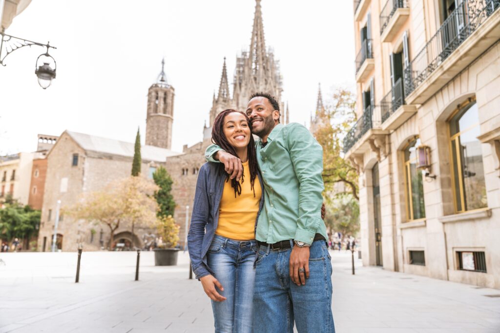 Un couple heureux à Barcelone s'amusant pendant la saint valentin en visitant le site historique de la cathédrale de Barcelone.