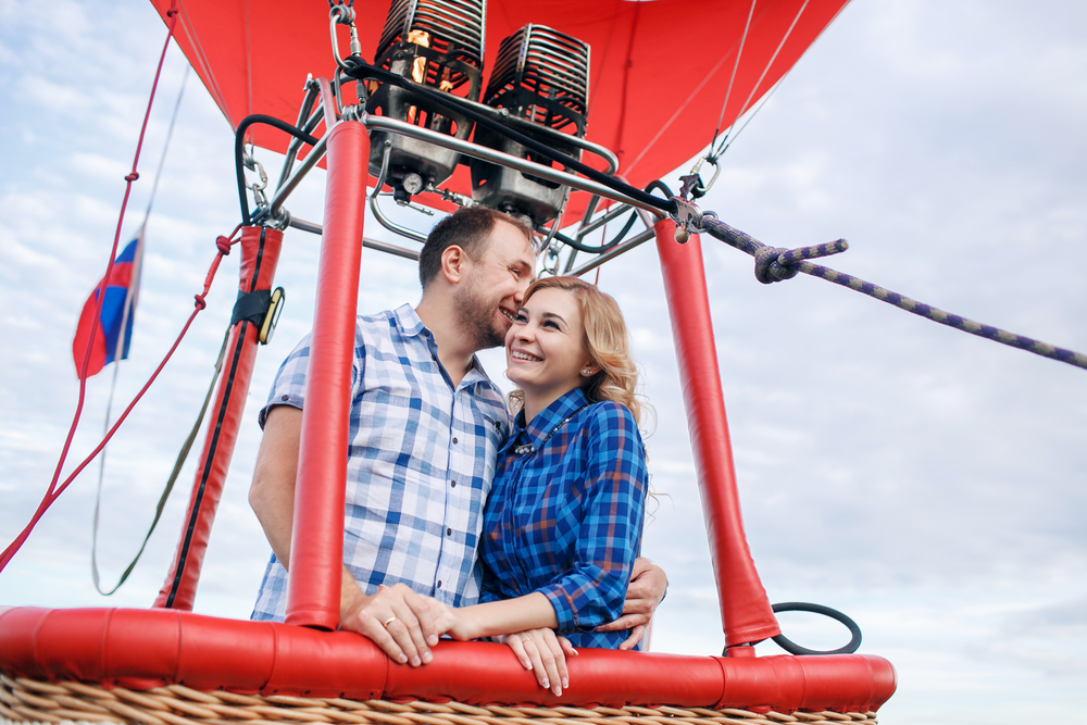 Un couple romantique dans une montgolfière en Suisse pour la Saint-Valentin.