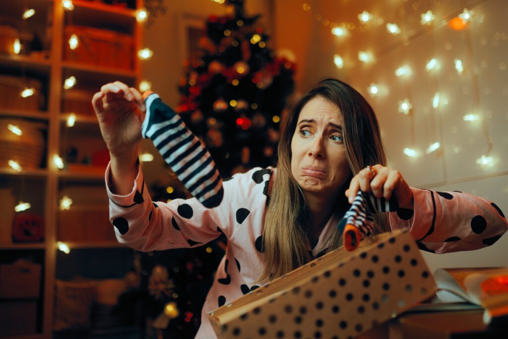 mujer decepcionada con regalo de Navidad