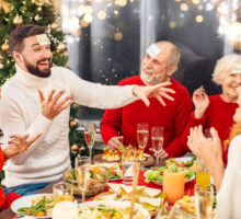 familia jugando en la cena de Navidad