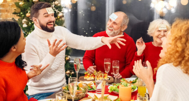 10 ideas brillantes de juegos para animar la cena de Navidad (sin caer en el típico karaoke)