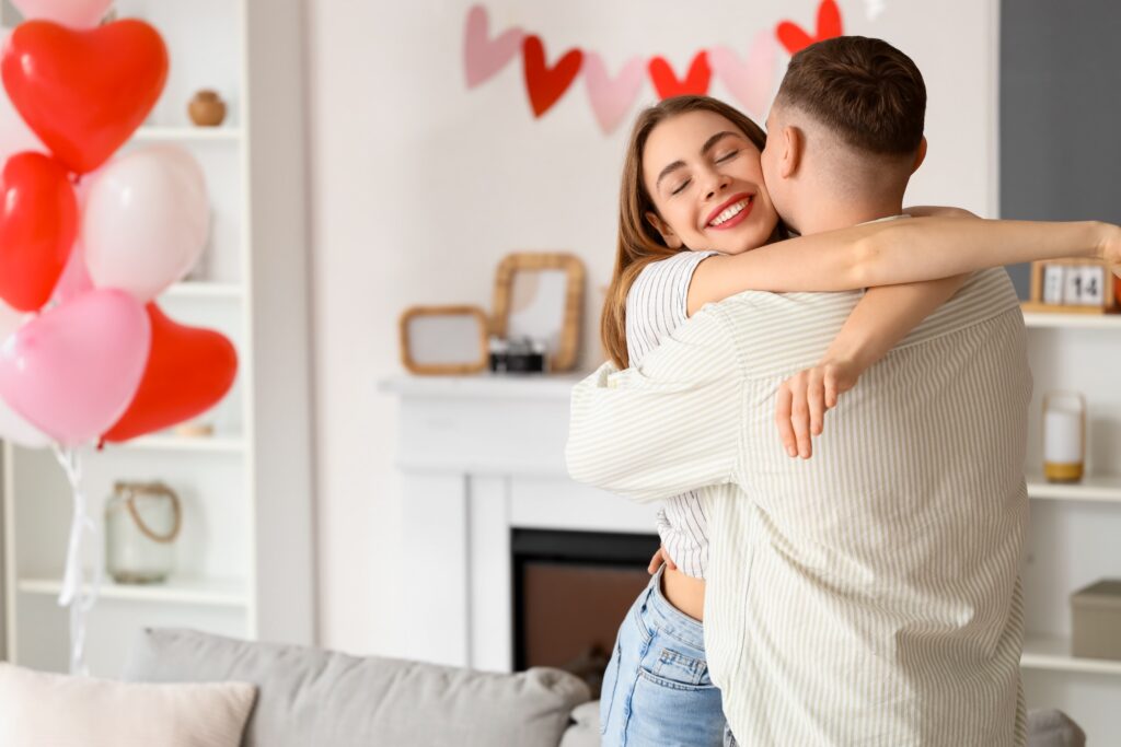  pareja celebrando San Valentín en casa