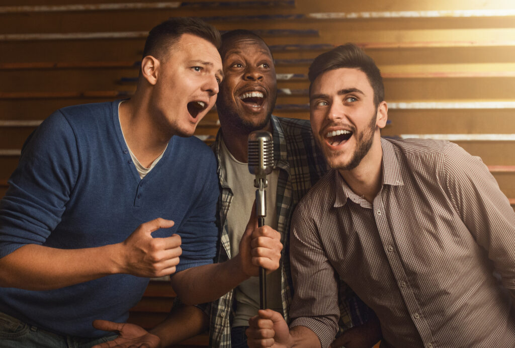 amigos cantando en karaoke