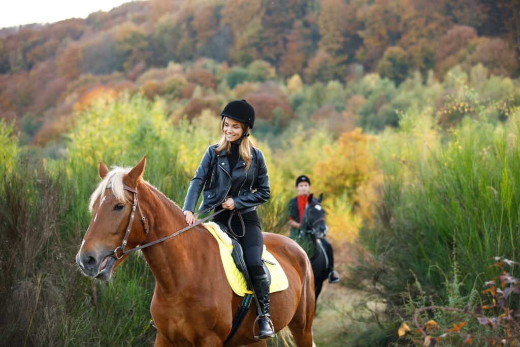 pareja montando a caballo