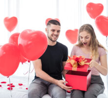 pareja sorprendida con regalo San Valentín