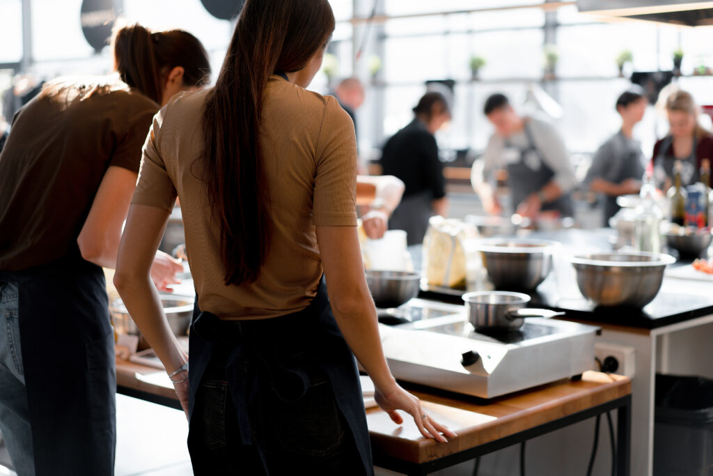 mujer en clase de cocina