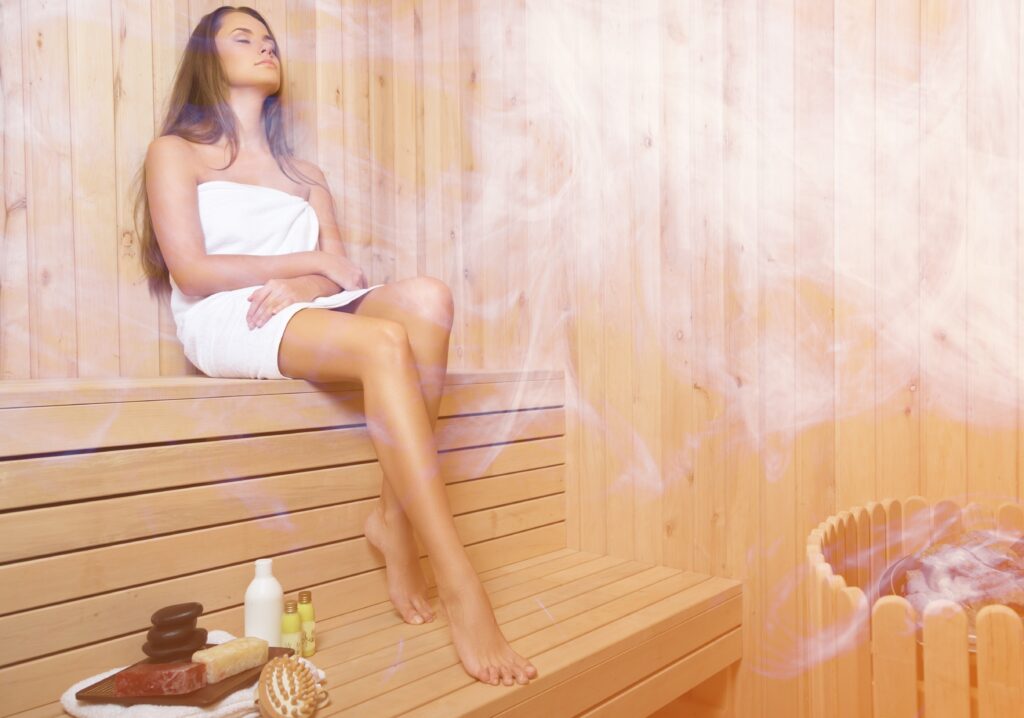 Jeune femme les yeux fermés qui se détend dans un sauna