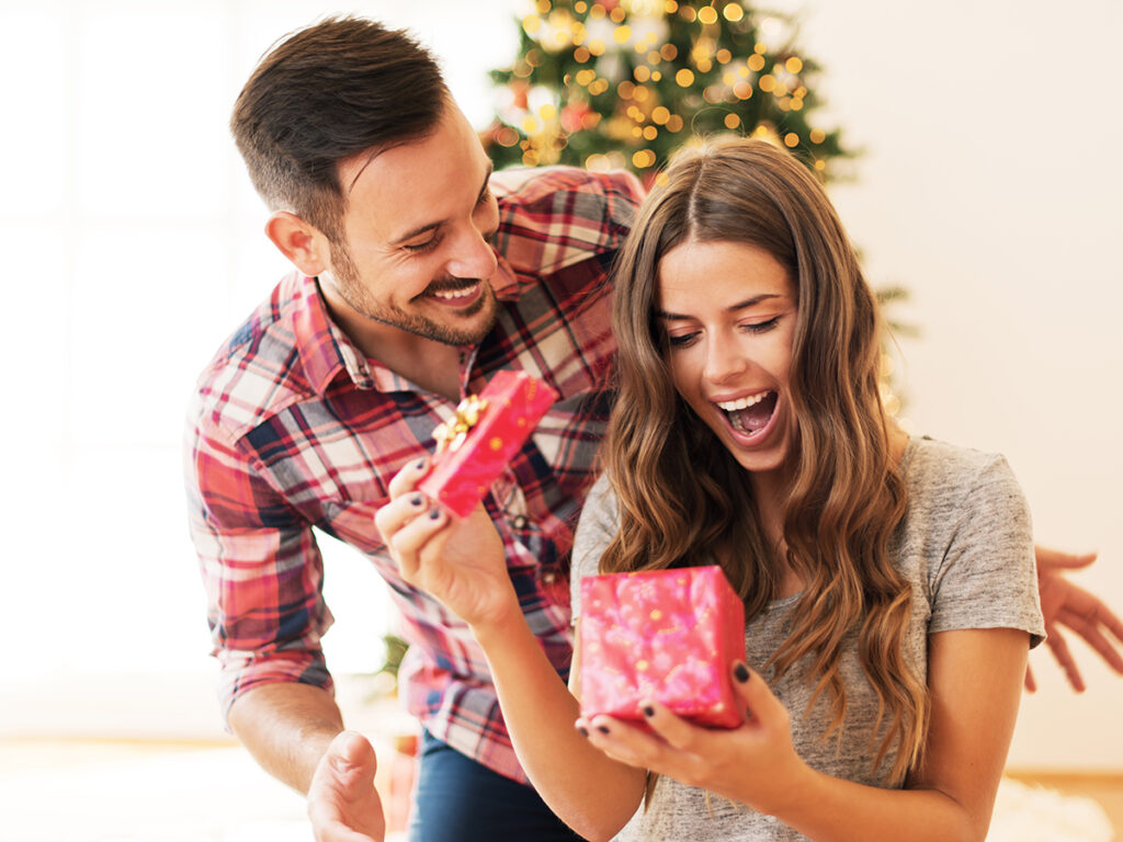 10 idées cadeaux romantiques à offrir à un homme pour Noël  Idee cadeau  noel couple, Idee cadeau noel homme, Cadeau romantique
