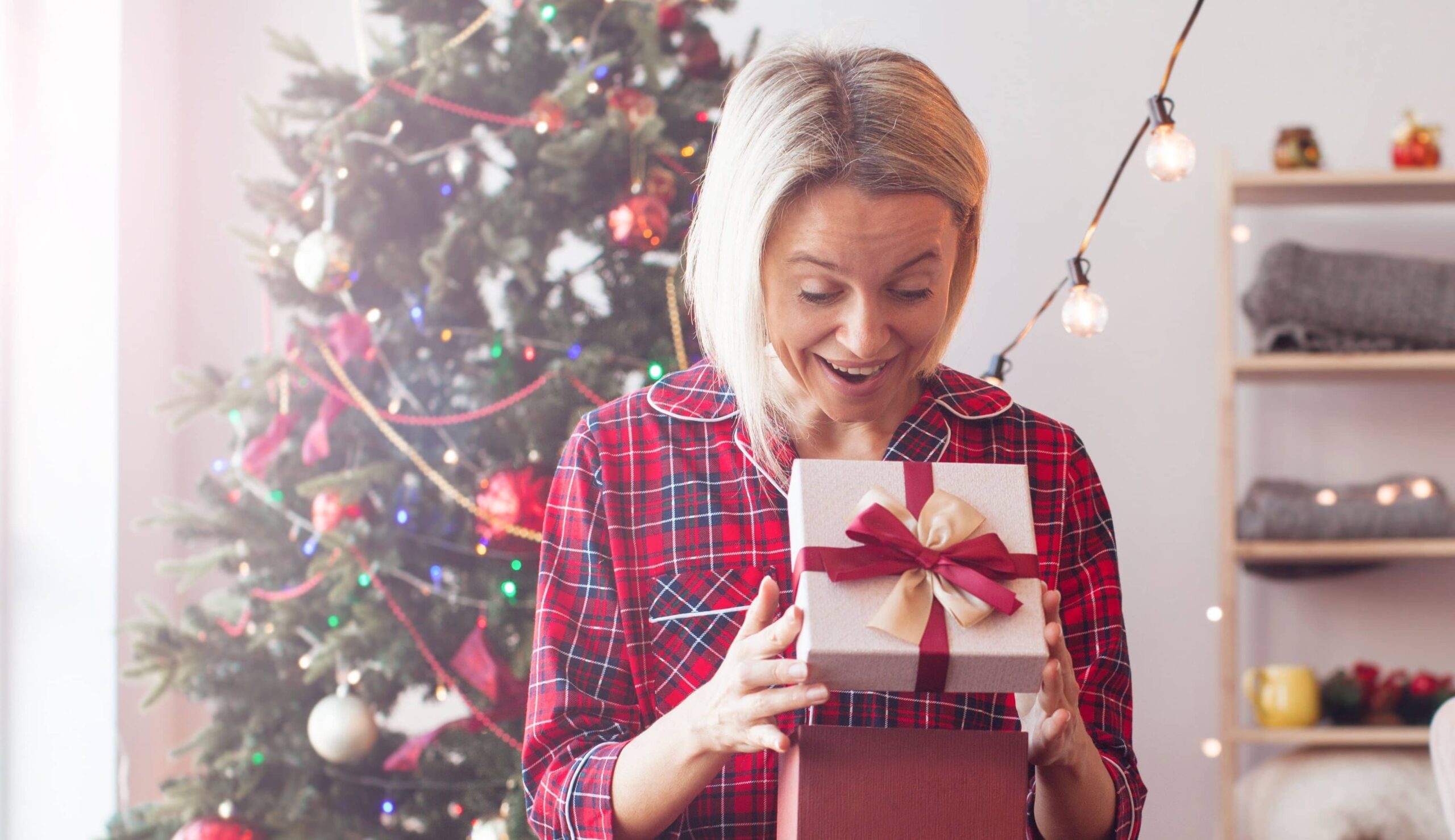 Femme ouvrant un coffret de noël