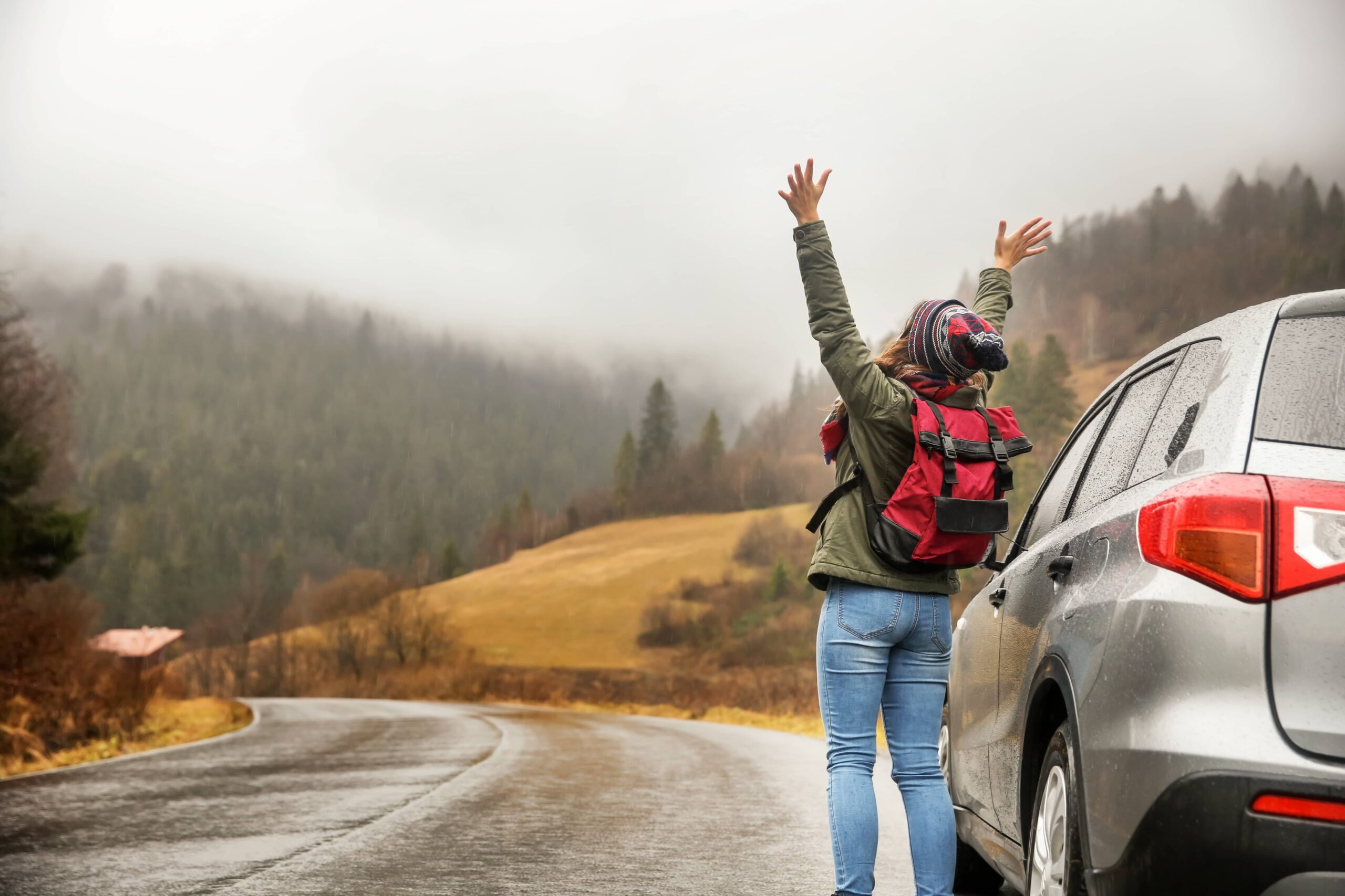 Femme qui voyage en hiver