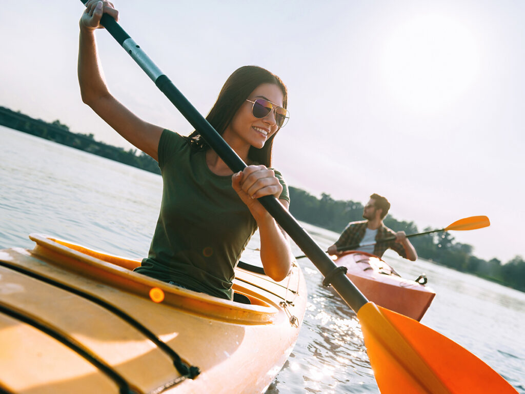 Giovane coppia in kayak sul lago