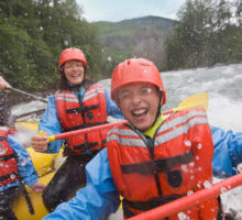 una famiglia in rafting di gruppo