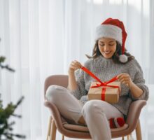 Una donna scarta un pacchetto di natale