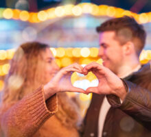 coppia felice con mani congiunte a forma di cuore